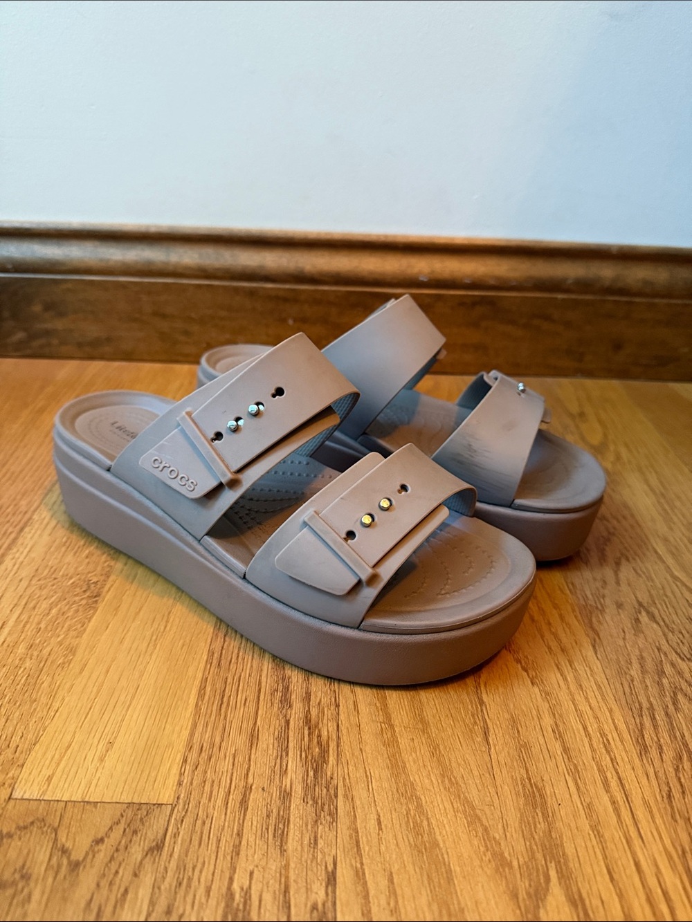 Crocs Brooklyn Buckle Low Wedge Sandal Latte Mushroom Comfort Fall Women’s Sz 9 - Picture 2 of 9